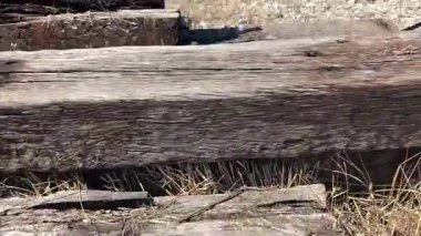 Zadarlar bir zamanlar hayati bir inbot sessiz kaldığında tren istasyonunu terk ettiler. Grafiti kaplı duvarları ve paslı izleri eski bir seyahat çağını anımsatıyor..