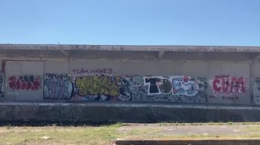 Zadarlar bir zamanlar hayati bir inbot sessiz kaldığında tren istasyonunu terk ettiler. Grafiti kaplı duvarları ve paslı izleri eski bir seyahat çağını anımsatıyor..