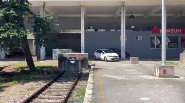 Zadarlar bir zamanlar hayati bir inbot sessiz kaldığında tren istasyonunu terk ettiler. Grafiti kaplı duvarları ve paslı izleri eski bir seyahat çağını anımsatıyor..