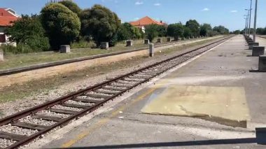 Zadarlar bir zamanlar hayati bir inbot sessiz kaldığında tren istasyonunu terk ettiler. Grafiti kaplı duvarları ve paslı izleri eski bir seyahat çağını anımsatıyor..