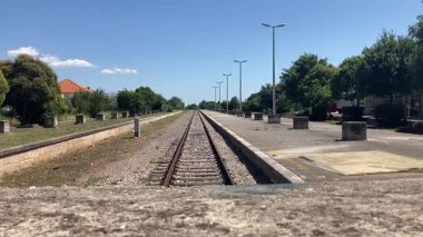 Zadarlar bir zamanlar hayati bir inbot sessiz kaldığında tren istasyonunu terk ettiler. Grafiti kaplı duvarları ve paslı izleri eski bir seyahat çağını anımsatıyor..