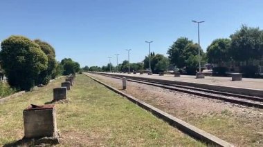 Zadarlar bir zamanlar hayati bir inbot sessiz kaldığında tren istasyonunu terk ettiler. Grafiti kaplı duvarları ve paslı izleri eski bir seyahat çağını anımsatıyor..