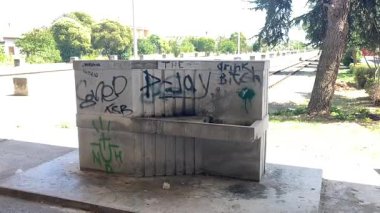 Zadarlar bir zamanlar hayati bir inbot sessiz kaldığında tren istasyonunu terk ettiler. Grafiti kaplı duvarları ve paslı izleri eski bir seyahat çağını anımsatıyor..