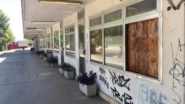 Zadarlar bir zamanlar hayati bir inbot sessiz kaldığında tren istasyonunu terk ettiler. Grafiti kaplı duvarları ve paslı izleri eski bir seyahat çağını anımsatıyor..