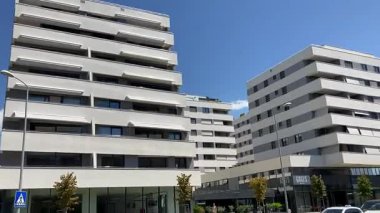 Zadar 'ın zengin tarihini Roma Forumu, St. Donatus Kilisesi ve ortaçağ şehir duvarları aracılığıyla keşfetmek, yüzyılların mimari evrimini gözler önüne seriyor..