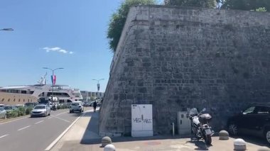 Zadar 'ın zengin tarihini Roma Forumu, St. Donatus Kilisesi ve ortaçağ şehir duvarları aracılığıyla keşfetmek, yüzyılların mimari evrimini gözler önüne seriyor..