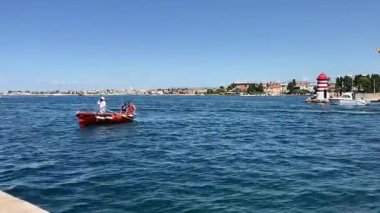 Zadar 'ın zengin tarihini Roma Forumu, St. Donatus Kilisesi ve ortaçağ şehir duvarları aracılığıyla keşfetmek, yüzyılların mimari evrimini gözler önüne seriyor..