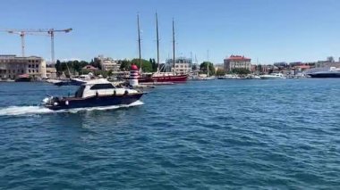 Zadar 'ın zengin tarihini Roma Forumu, St. Donatus Kilisesi ve ortaçağ şehir duvarları aracılığıyla keşfetmek, yüzyılların mimari evrimini gözler önüne seriyor..