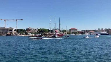 Zadar 'ın zengin tarihini Roma Forumu, St. Donatus Kilisesi ve ortaçağ şehir duvarları aracılığıyla keşfetmek, yüzyılların mimari evrimini gözler önüne seriyor..