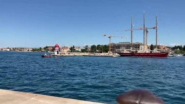 Zadar 'ın zengin tarihini Roma Forumu, St. Donatus Kilisesi ve ortaçağ şehir duvarları aracılığıyla keşfetmek, yüzyılların mimari evrimini gözler önüne seriyor..