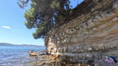 Zadar 'ın zengin tarihini Roma Forumu, St. Donatus Kilisesi ve ortaçağ şehir duvarları aracılığıyla keşfetmek, yüzyılların mimari evrimini gözler önüne seriyor..