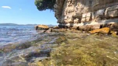 Zadar 'ın zengin tarihini Roma Forumu, St. Donatus Kilisesi ve ortaçağ şehir duvarları aracılığıyla keşfetmek, yüzyılların mimari evrimini gözler önüne seriyor..