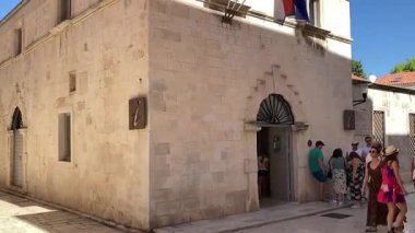 Zadar 'ın zengin tarihini Roma Forumu, St. Donatus Kilisesi ve ortaçağ şehir duvarları aracılığıyla keşfetmek, yüzyılların mimari evrimini gözler önüne seriyor..