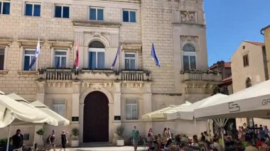 Zadar 'ın zengin tarihini Roma Forumu, St. Donatus Kilisesi ve ortaçağ şehir duvarları aracılığıyla keşfetmek, yüzyılların mimari evrimini gözler önüne seriyor..