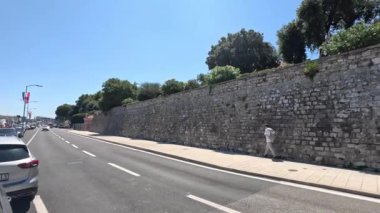 Zadar 'ın zengin tarihini Roma Forumu, St. Donatus Kilisesi ve ortaçağ şehir duvarları aracılığıyla keşfetmek, yüzyılların mimari evrimini gözler önüne seriyor..