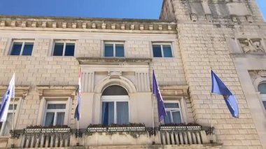 Zadar 'ın zengin tarihini Roma Forumu, St. Donatus Kilisesi ve ortaçağ şehir duvarları aracılığıyla keşfetmek, yüzyılların mimari evrimini gözler önüne seriyor..