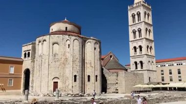 Zadar 'ın zengin tarihini Roma Forumu, St. Donatus Kilisesi ve ortaçağ şehir duvarları aracılığıyla keşfetmek, yüzyılların mimari evrimini gözler önüne seriyor..