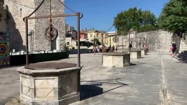 Zadar 'ın zengin tarihini Roma Forumu, St. Donatus Kilisesi ve ortaçağ şehir duvarları aracılığıyla keşfetmek, yüzyılların mimari evrimini gözler önüne seriyor..