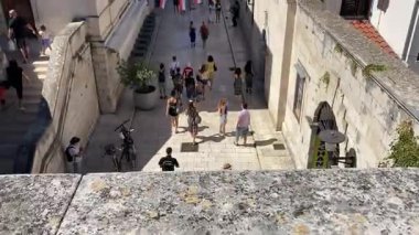 Zadar 'ın zengin tarihini Roma Forumu, St. Donatus Kilisesi ve ortaçağ şehir duvarları aracılığıyla keşfetmek, yüzyılların mimari evrimini gözler önüne seriyor..