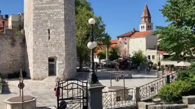 Zadar 'ın zengin tarihini Roma Forumu, St. Donatus Kilisesi ve ortaçağ şehir duvarları aracılığıyla keşfetmek, yüzyılların mimari evrimini gözler önüne seriyor..