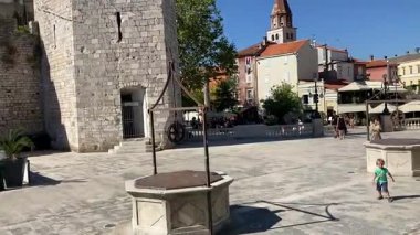 Zadar 'ın zengin tarihini Roma Forumu, St. Donatus Kilisesi ve ortaçağ şehir duvarları aracılığıyla keşfetmek, yüzyılların mimari evrimini gözler önüne seriyor..