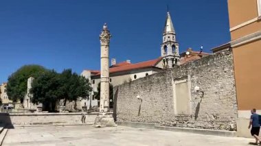 Zadar 'ın zengin tarihini Roma Forumu, St. Donatus Kilisesi ve ortaçağ şehir duvarları aracılığıyla keşfetmek, yüzyılların mimari evrimini gözler önüne seriyor..