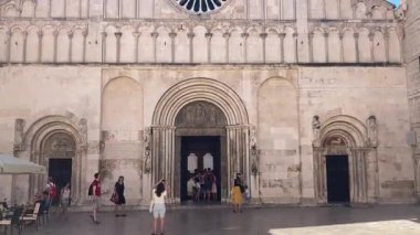 Zadar 'ın zengin tarihini Roma Forumu, St. Donatus Kilisesi ve ortaçağ şehir duvarları aracılığıyla keşfetmek, yüzyılların mimari evrimini gözler önüne seriyor..