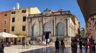 Zadar 'ın zengin tarihini Roma Forumu, St. Donatus Kilisesi ve ortaçağ şehir duvarları aracılığıyla keşfetmek, yüzyılların mimari evrimini gözler önüne seriyor..