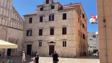 Zadar 'ın zengin tarihini Roma Forumu, St. Donatus Kilisesi ve ortaçağ şehir duvarları aracılığıyla keşfetmek, yüzyılların mimari evrimini gözler önüne seriyor..