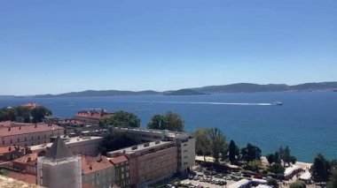 Zadar 'ın zengin tarihini Roma Forumu, St. Donatus Kilisesi ve ortaçağ şehir duvarları aracılığıyla keşfetmek, yüzyılların mimari evrimini gözler önüne seriyor..