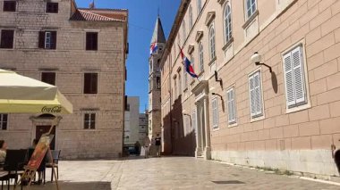 Zadar 'ın zengin tarihini Roma Forumu, St. Donatus Kilisesi ve ortaçağ şehir duvarları aracılığıyla keşfetmek, yüzyılların mimari evrimini gözler önüne seriyor..