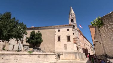 Zadar 'ın zengin tarihini Roma Forumu, St. Donatus Kilisesi ve ortaçağ şehir duvarları aracılığıyla keşfetmek, yüzyılların mimari evrimini gözler önüne seriyor..