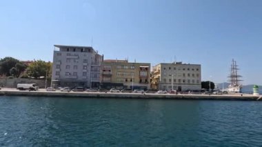 Zadar 'ın zengin tarihini Roma Forumu, St. Donatus Kilisesi ve ortaçağ şehir duvarları aracılığıyla keşfetmek, yüzyılların mimari evrimini gözler önüne seriyor..