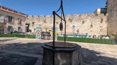 Zadar 'ın zengin tarihini Roma Forumu, St. Donatus Kilisesi ve ortaçağ şehir duvarları aracılığıyla keşfetmek, yüzyılların mimari evrimini gözler önüne seriyor..