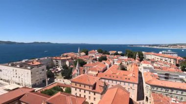 Zadar 'ın zengin tarihini Roma Forumu, St. Donatus Kilisesi ve ortaçağ şehir duvarları aracılığıyla keşfetmek, yüzyılların mimari evrimini gözler önüne seriyor..