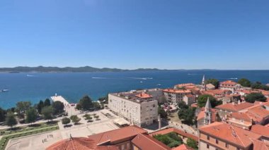 Zadar 'ın zengin tarihini Roma Forumu, St. Donatus Kilisesi ve ortaçağ şehir duvarları aracılığıyla keşfetmek, yüzyılların mimari evrimini gözler önüne seriyor..