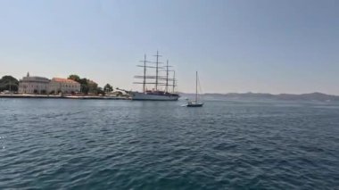 Zadar 'ın zengin tarihini Roma Forumu, St. Donatus Kilisesi ve ortaçağ şehir duvarları aracılığıyla keşfetmek, yüzyılların mimari evrimini gözler önüne seriyor..