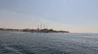 Zadar 'ın zengin tarihini Roma Forumu, St. Donatus Kilisesi ve ortaçağ şehir duvarları aracılığıyla keşfetmek, yüzyılların mimari evrimini gözler önüne seriyor..