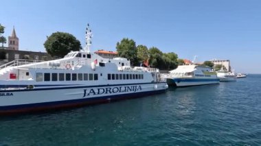 Zadar 'ın zengin tarihini Roma Forumu, St. Donatus Kilisesi ve ortaçağ şehir duvarları aracılığıyla keşfetmek, yüzyılların mimari evrimini gözler önüne seriyor..