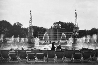 1940 'ların antika siyah-beyaz fotoğrafları, insanların ve simgesel simgelerin yer aldığı, günlük hayatın ve geçmiş dönemin tarihsel anlarının çekildiği.