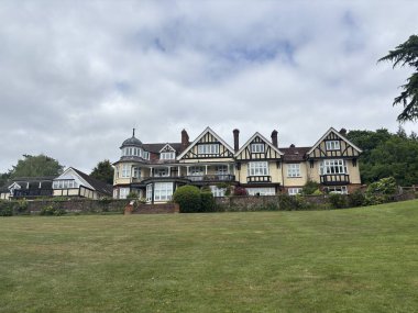 Yazın çiçek açan ön bahçesi olan büyüleyici bir İngiliz kır evi. Çevresi yeşillik, çiçekler ve huzurlu kırsal bölgelerle çevrili klasik kırsal mimari.