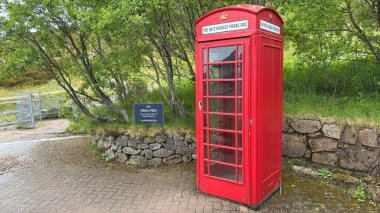 Cairngorm kayak üssüne tünemiş ikonik kırmızı büfe, sisli dağ arka planına karşı engebeli yüksek irtifa cazibesini yakalıyor. UK 'ların en yüksek telefon kulübesi Cairngorm kayak üssünde duruyor.