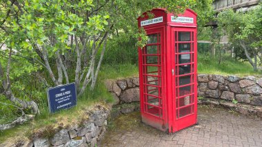 Cairngorm kayak üssüne tünemiş ikonik kırmızı büfe, sisli dağ arka planına karşı engebeli yüksek irtifa cazibesini yakalıyor. UK 'ların en yüksek telefon kulübesi Cairngorm kayak üssünde duruyor.