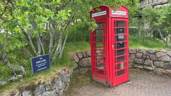 Cairngorm kayak üssüne tünemiş ikonik kırmızı büfe, sisli dağ arka planına karşı engebeli yüksek irtifa cazibesini yakalıyor. UK 'ların en yüksek telefon kulübesi Cairngorm kayak üssünde duruyor.