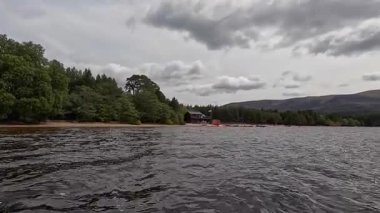 Aviemore yakınlarındaki Morlich Gölü 'nün sakin manzarası, sakin suları, çevresindeki ormanlar ve uzak tepeler Cairngorms Milli Parkı' nın güzelliğini yansıtıyor..