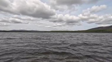 Aviemore yakınlarındaki Morlich Gölü 'nün sakin manzarası, sakin suları, çevresindeki ormanlar ve uzak tepeler Cairngorms Milli Parkı' nın güzelliğini yansıtıyor..