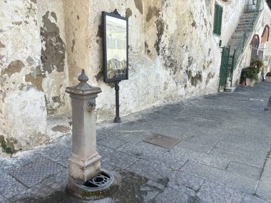 Ischia şehrinin büyüleyici caddeleri ve renkli binaları hareketli pazarları, kıyı manzarası ve canlı Akdeniz atmosferiyle.