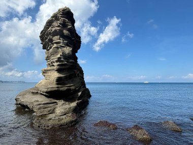 Napoli yakınlarındaki kıyı kayalıkları, mavi sular ve bereketli manzaraların yer aldığı Ischia adasının manzarası, seyahat ve doğa temaları için mükemmel..