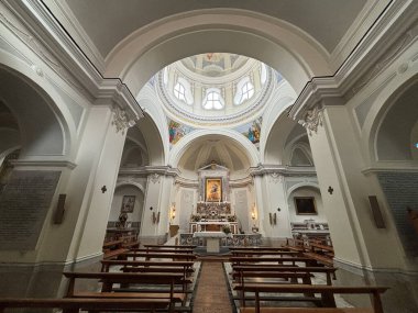 Ischia Ponte 'deki Chiesa dello Spirito Santo' nun aydınlanmış Barok iç mimarisi, kubbeli freskler, süslü sunaklar ve ılık deniz zarafeti sergiliyor..