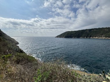 Napoli yakınlarındaki kıyı kayalıkları, mavi sular ve bereketli manzaraların yer aldığı Ischia adasının manzarası, seyahat ve doğa temaları için mükemmel..